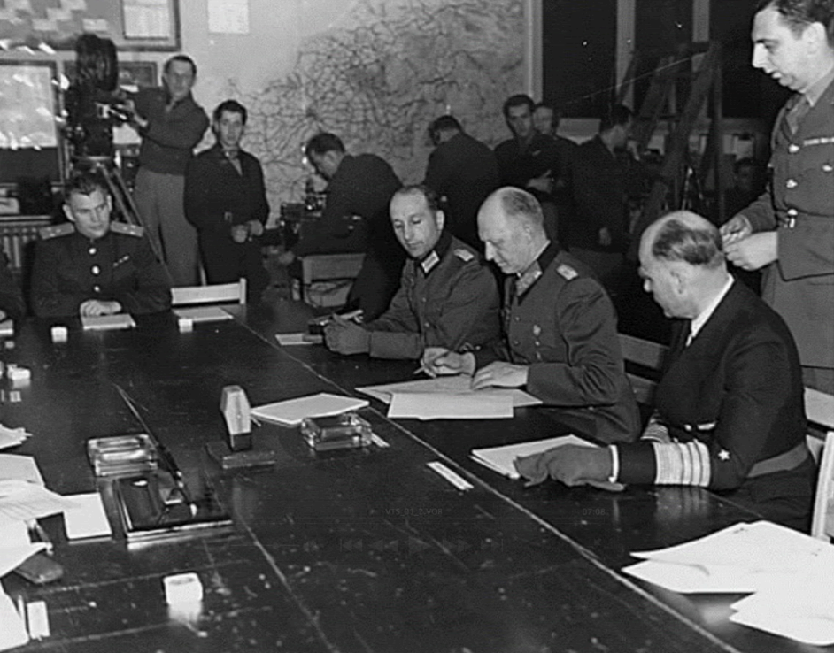 photo 4 signature de l'acte de capitulation des armés allemandes le 7 mai 1945